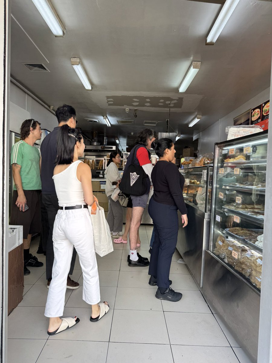 tramcampbell's tweet photo. ẨM THỰC VIỆT TRÊN ĐẤT ÚC : CHẮC CHẮN LÀ TOP - ĐỒ ĂN ĐƯỢC YÊU THÍCH NHẤT ÚC : DÂN ÚC VÀO TIỆM VÀ ORDER:

" Can I have two BANH MI , please ? " 
#banhmi 
#Vietnamesebread 
#banhmipate 
#breadroll 
#vietnamesefood https://t.co/SnzgCPi7vB
