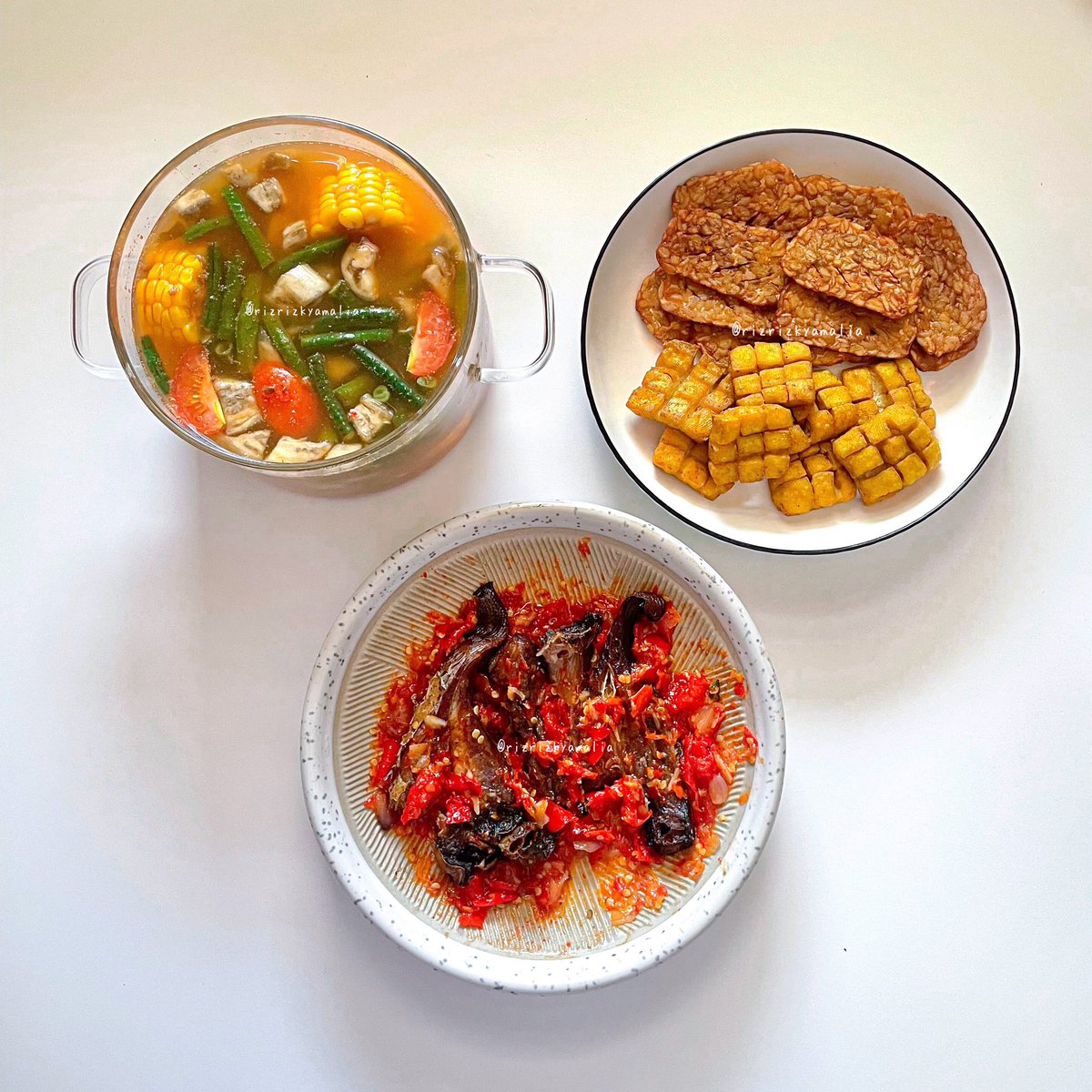 rizrizkyamalia's tweet photo. Masakanku hari ini sudah mateng friends ✨
Ada sayur asem butek cintaku, iwak pe penyet sambel, tahu dan tempe goreng ☺️ https://t.co/nYRlVtYFDl