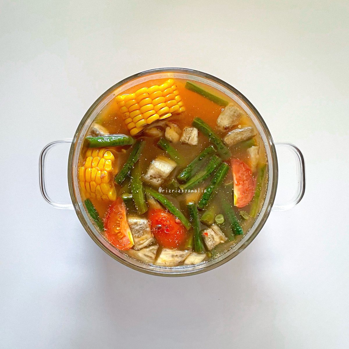 rizrizkyamalia's tweet photo. Masakanku hari ini sudah mateng friends ✨
Ada sayur asem butek cintaku, iwak pe penyet sambel, tahu dan tempe goreng ☺️ https://t.co/nYRlVtYFDl