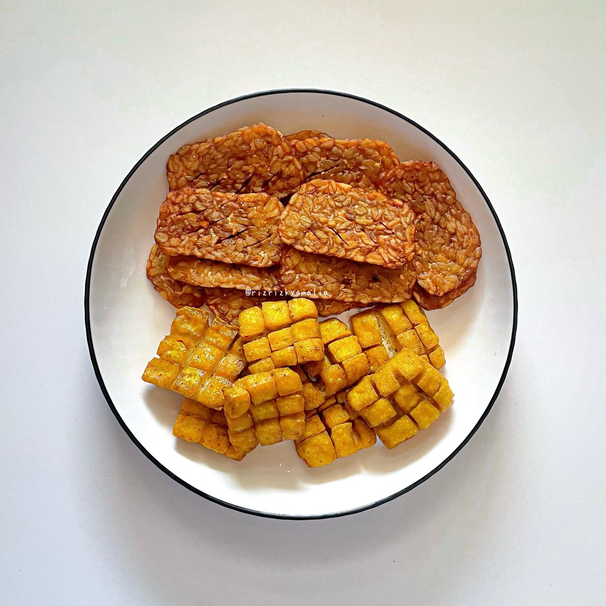 rizrizkyamalia's tweet photo. Masakanku hari ini sudah mateng friends ✨
Ada sayur asem butek cintaku, iwak pe penyet sambel, tahu dan tempe goreng ☺️ https://t.co/nYRlVtYFDl