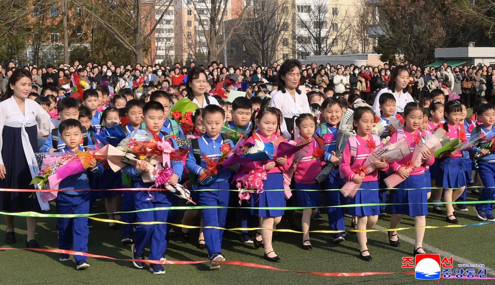 KFLColombia's tweet photo. 🇰🇵 En Corea del Norte, los niños norcoreanos empiezan un nuevo año escolar con uniformes nuevos, zapatos y mochilas escolares de marca Sonamu.

🏫Se celebraron ceremonias en universidades, colegios y escuelas de todo el país. https://t.co/7N7WL9RPvU