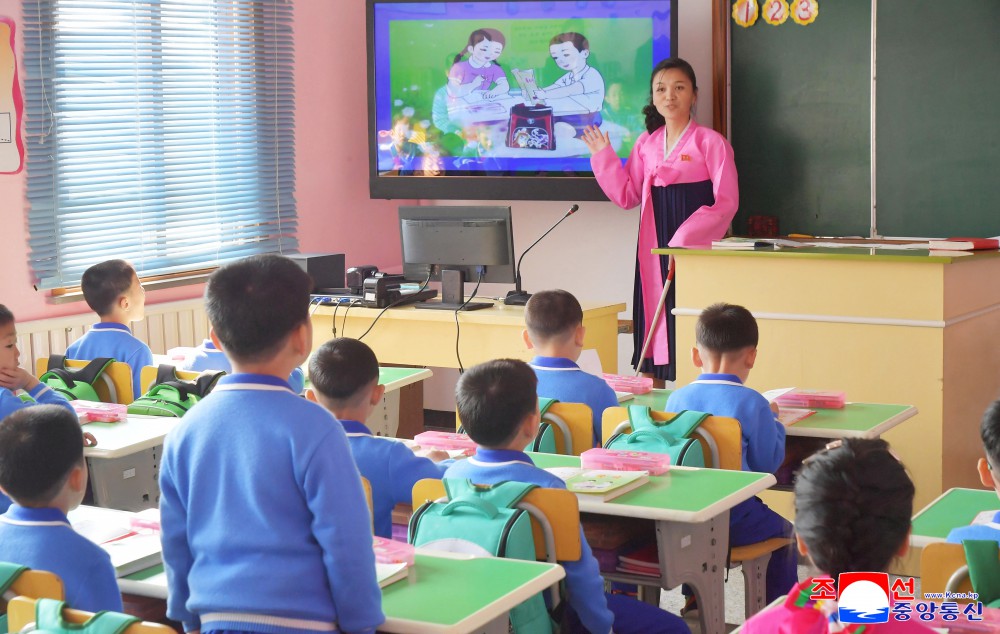 KFLColombia's tweet photo. 🇰🇵 En Corea del Norte, los niños norcoreanos empiezan un nuevo año escolar con uniformes nuevos, zapatos y mochilas escolares de marca Sonamu.

🏫Se celebraron ceremonias en universidades, colegios y escuelas de todo el país. https://t.co/7N7WL9RPvU