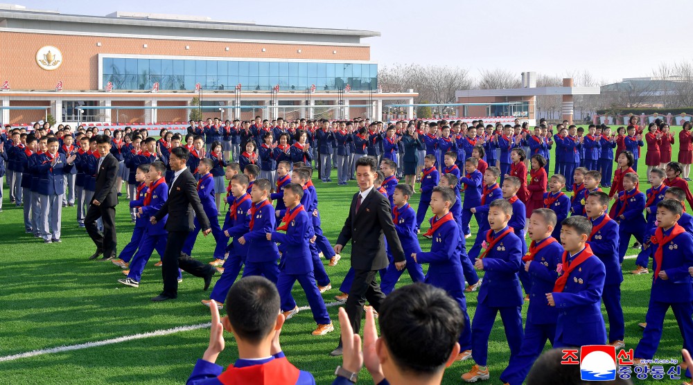 KFLColombia's tweet photo. 🇰🇵 En Corea del Norte, los niños norcoreanos empiezan un nuevo año escolar con uniformes nuevos, zapatos y mochilas escolares de marca Sonamu.

🏫Se celebraron ceremonias en universidades, colegios y escuelas de todo el país. https://t.co/7N7WL9RPvU