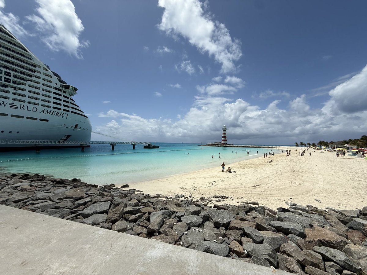 raisarivas's tweet photo. El MSC World América hoy en Ocean Cay, la isla privada de @MSCCruisesUSA en Bahamas. Allí también inauguraron el Centro de Conservación Marina para orientar y educar más sobre la restauración y conservación de los corales #MSCFoundation #cruises #MSCWorldAmerica #MSCCruises https://t.co/V3uTEoOZ2e