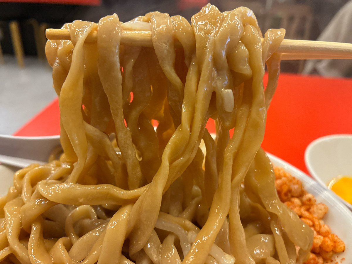 mirait207's tweet photo. BUTAKIN博多住吉店にてまぜそば小＋辛揚げ玉＋ガリマヨ🍜

先日オープンしたばかりだけど人手不足で席は半分しか使わず🥲

平打ち極太麺とタレが美味しかったけど🐷が小さくて😂

スマホでキャッシュレス決済できるのは便利😊 https://t.co/LoJSrJZIqs