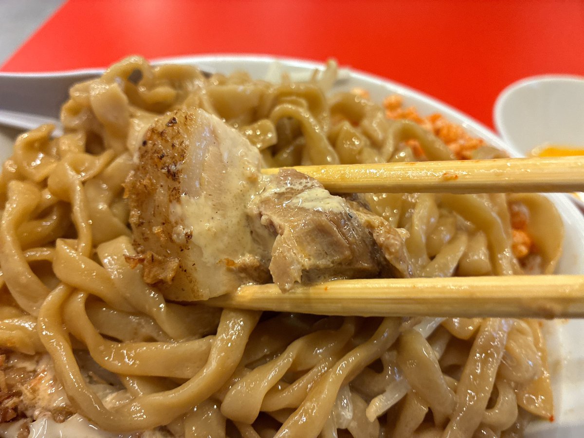 mirait207's tweet photo. BUTAKIN博多住吉店にてまぜそば小＋辛揚げ玉＋ガリマヨ🍜

先日オープンしたばかりだけど人手不足で席は半分しか使わず🥲

平打ち極太麺とタレが美味しかったけど🐷が小さくて😂

スマホでキャッシュレス決済できるのは便利😊 https://t.co/LoJSrJZIqs