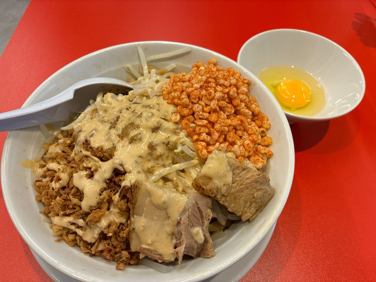 mirait207's tweet photo. BUTAKIN博多住吉店にてまぜそば小＋辛揚げ玉＋ガリマヨ🍜

先日オープンしたばかりだけど人手不足で席は半分しか使わず🥲

平打ち極太麺とタレが美味しかったけど🐷が小さくて😂

スマホでキャッシュレス決済できるのは便利😊 https://t.co/LoJSrJZIqs