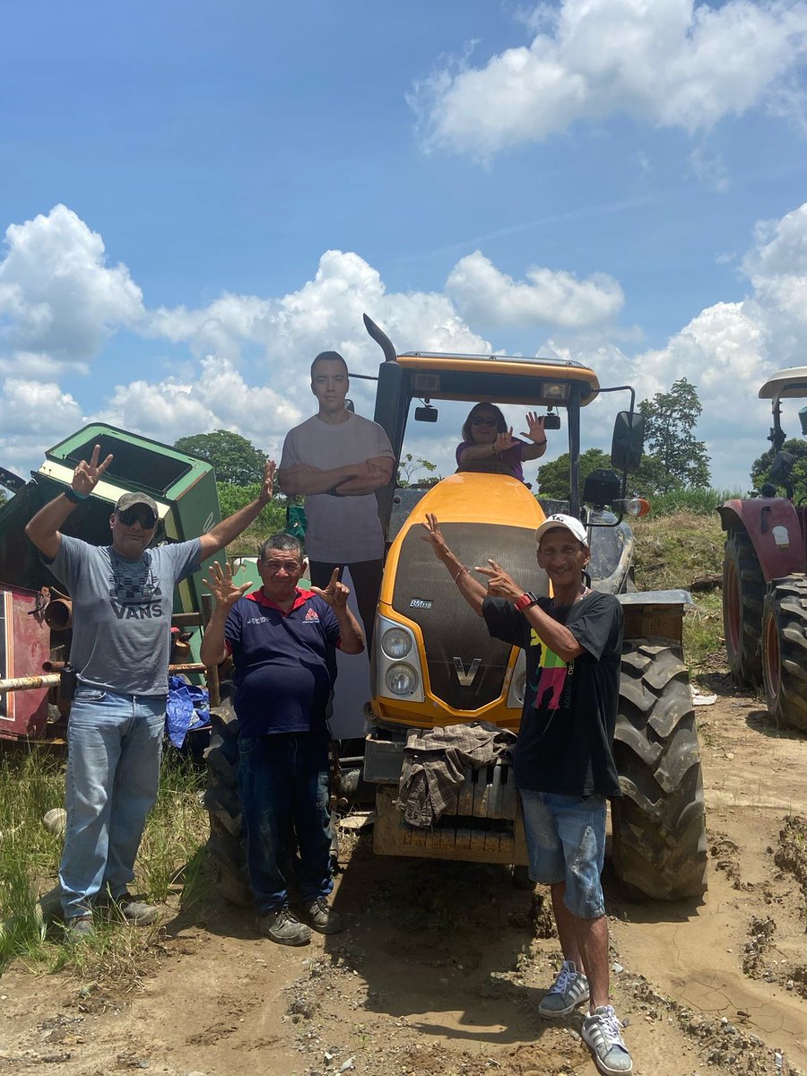 Misjoses's tweet photo. Señor Presidente @DanielNoboaOk los agricultores estamos con usted !
Dios bendiga nuestro país ! 🇪🇨💜💪🏼🚜🌱🌾🌽 https://t.co/zLnmTA98si