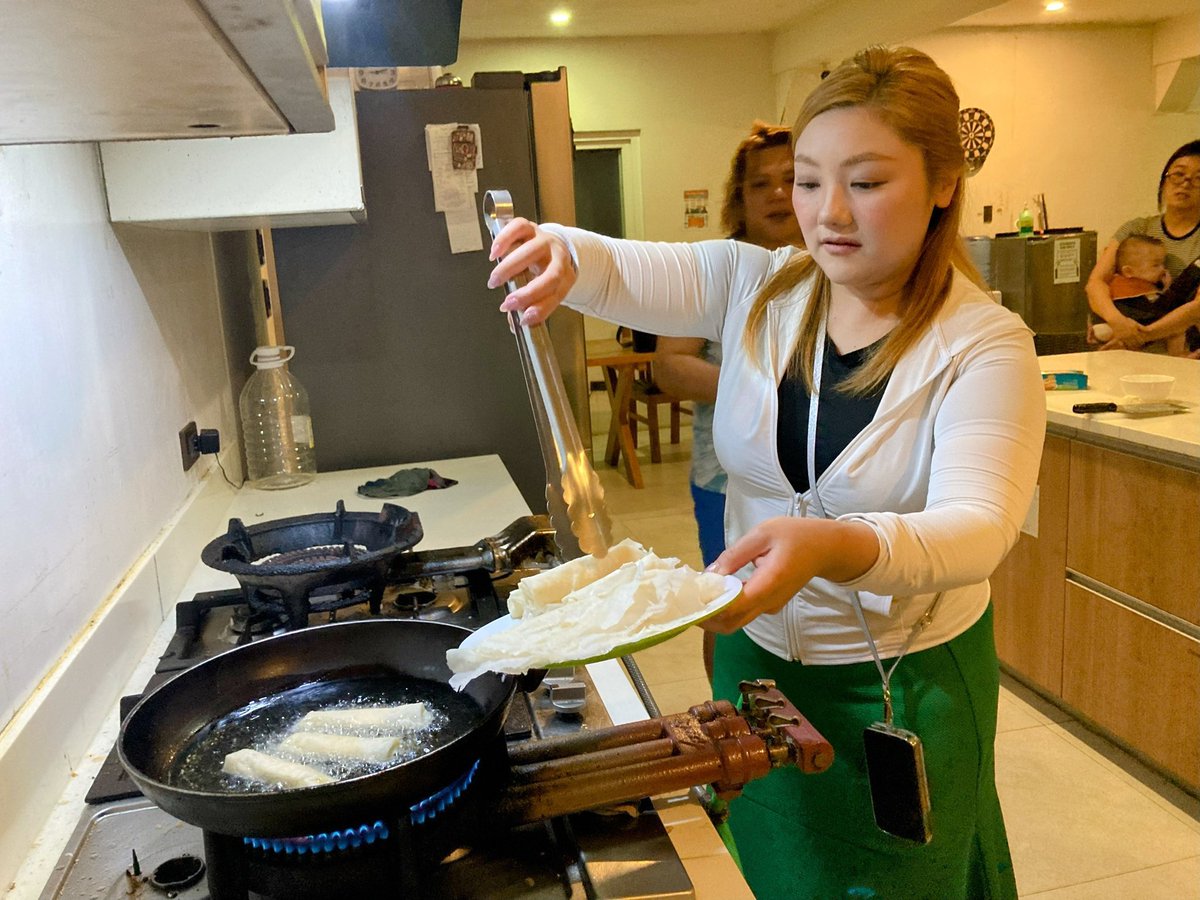 AIAP_F2F's tweet photo. フィリピンでは、お家やパーティーに呼ばれた時のおもてなし料理の匂いを嗅ぐのは厳禁だそうです⚠️
〝毒なんて入ってないぞ！〟と思わせてしまうマナー違反だとTeacher Markが教えてくれました😳💦
でもチーズスティックを作る美味しそうな香りは思わず嗅いでしまいます😋🧀(笑) https://t.co/p5NGVh2K0I