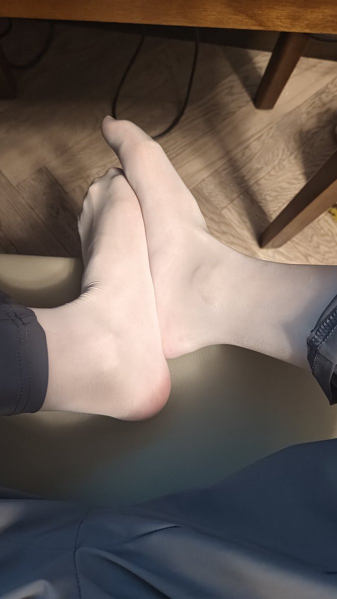 刚洗完澡还冒着热气的白丝jiojio，足控们看到了是不是下面已经硬硬的了~