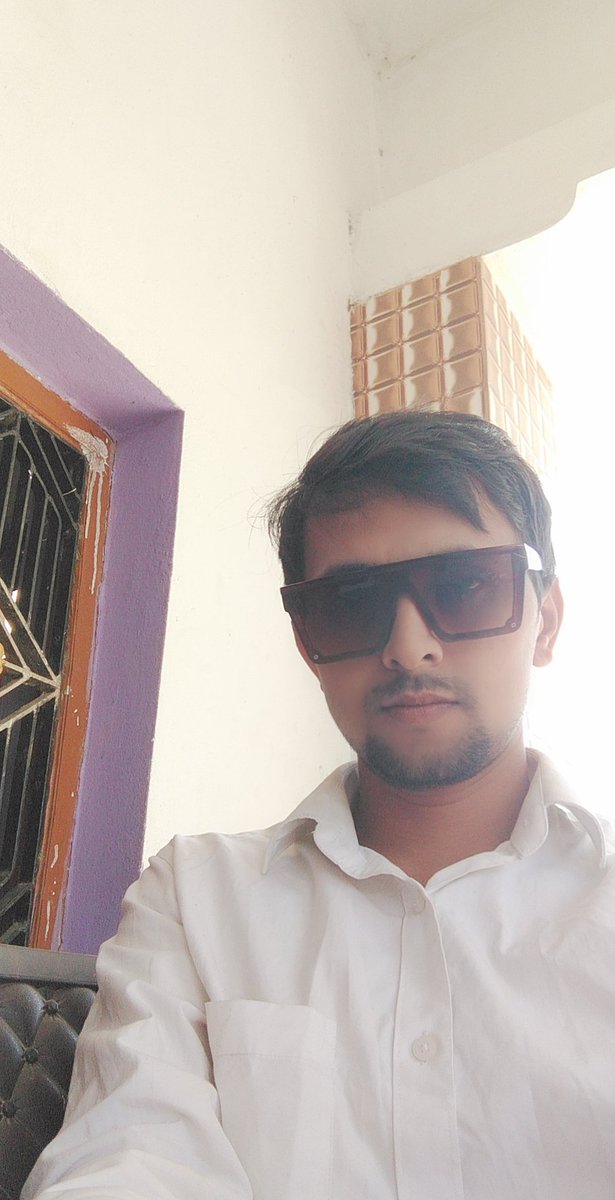 अंत में केवल तस्वीर ही रह जाती हैं,
फिर लोग कहां एक दूसरे से मिलते हैं..