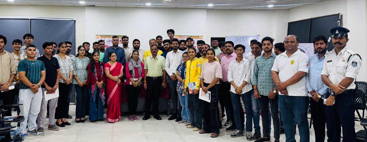ट्रैफिक मित्र महाअभियान से जुड़कर सैकड़ो युवा चौराहा पर यातायात व्यवस्था, जागरूकता में अपना अमूल्य योगदान देंगे।
#TrafficMitra 
#Indorepolice