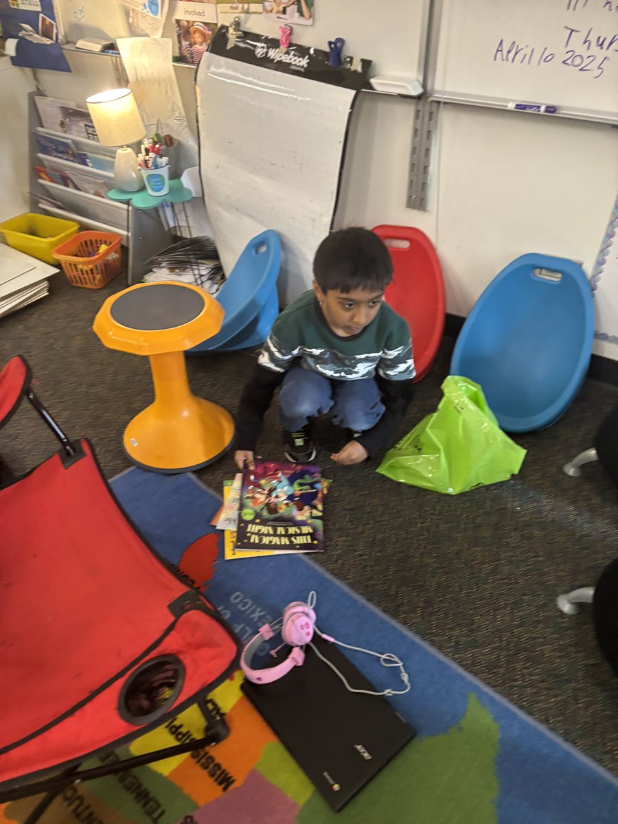Thank you to <a href="/berniesbookbank/">Bernie's Book Bank</a> for the joy your bags brought these first grade friends today! #TogetherWeCan #d59learns <a href="/CCSD59/">CCSD59</a> <a href="/D59Byrd/">Admiral Byrd Elementary</a>