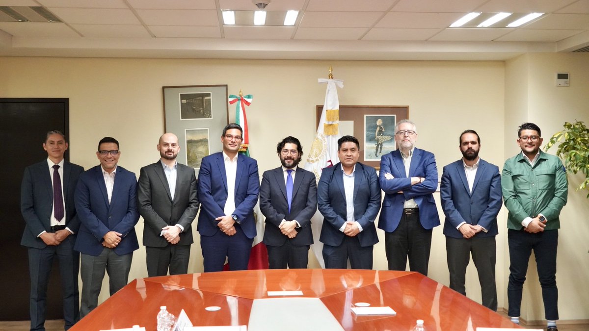 marathb's tweet photo. 🗓️ Hoy, junto al equipo de la @STPS_mx, me reuní 🤝 con @J_Cedeno, Director General de @Canacem_Mx, representante de uno de los sectores clave para el desarrollo de infraestructura 🏗️, vivienda 🏘️, y construcción industrial y comercial 🏢 en nuestro país. La #CANACEM tiene presencia en 18 estados de la República y genera más de 25 mil empleos directos.

¡En el Segundo Piso de la #Transformación, que encabeza la Presidenta @Claudiashein, 👏 reconocemos a las y los trabajadores mexicanos de la construcción, los mejores del 🌎!
