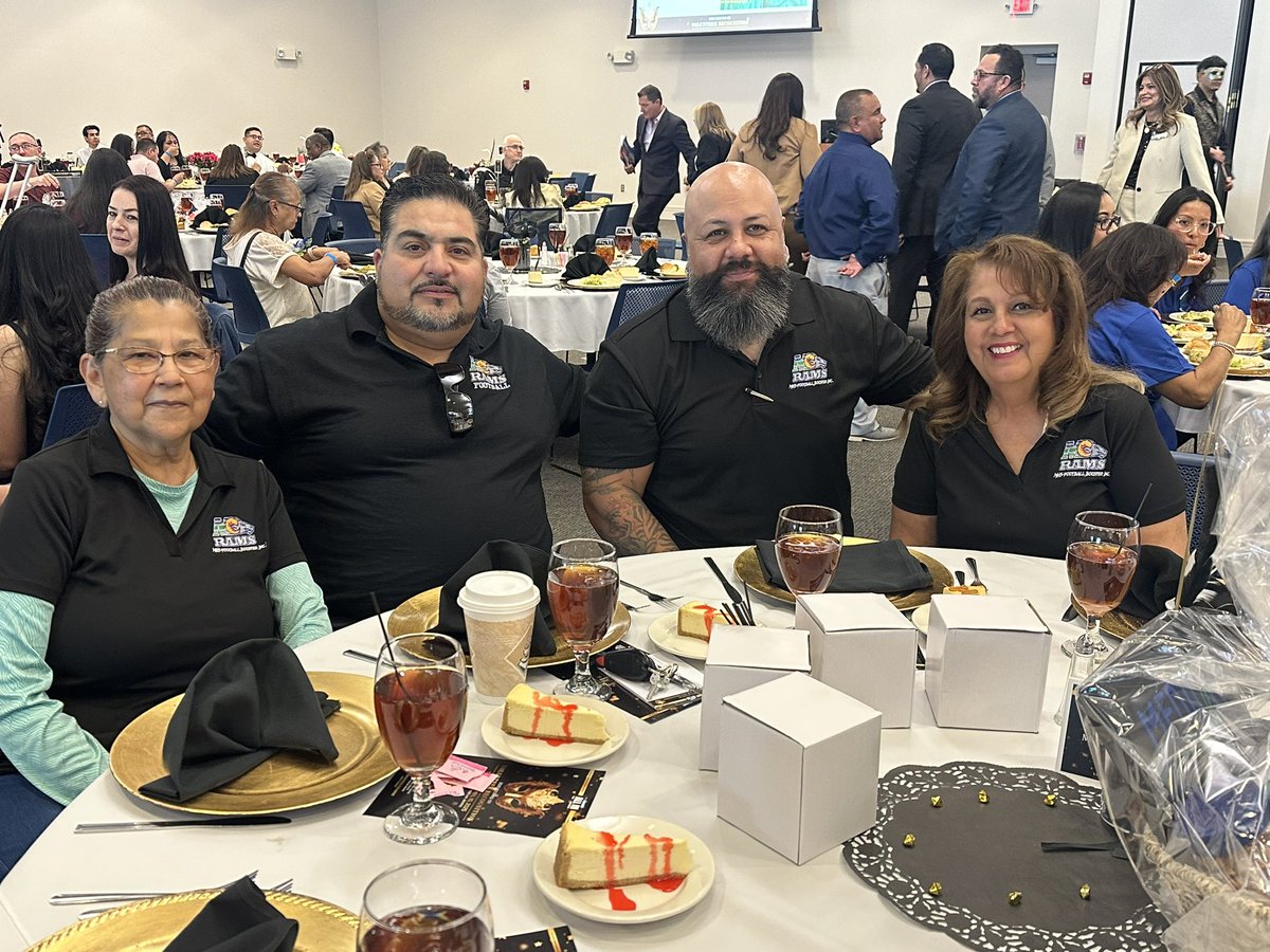 Congratulations to Jacob Medina our <a href="/MontwoodHS/">David Herrera</a> Volunteer of the Year and the Football Booster for winning the Top Five Parent Group! Thank you for your hard work and dedication. We appreciate everything you do for our Emerald City!