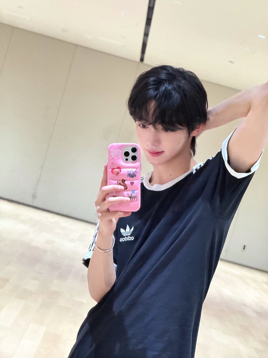 ep15z's tweet photo. 250411 위버스 포스트 #한진 

새로운 케이스 어때용?ㅋㅋ https://t.co/zyjPxBEDwu