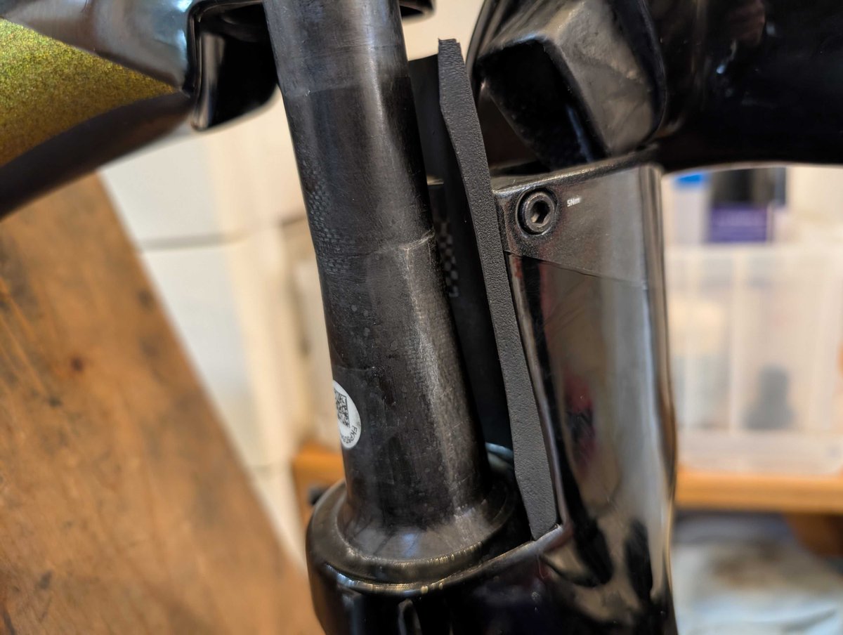 suzupower_souka's tweet photo. 【Cervélo P5 整備】
フォークローテーションストップを交換しました。ハンドルを切った際の損傷を防ぐ重要パーツ。経年劣化で割れてきたため、ヘッドベアリングの清掃とあわせて対応しました！
#CerveloP5 
#トライアスロン https://t.co/p3uDgexaUM