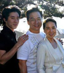 VirtudMental's tweet photo. Jackie Chan es celebrado MUNDIALMENTE por sus increíbles habilidades en las artes marciales y sus cautivadoras actuaciones cinematográficas.  

Debajo de la superficie de su carrera se ESCONDE una red de controversias:  

- Posturas políticas  
- Disputas familiares 
- Hasta acusaciones de mal manejo de la fama y la fortuna.  

Profundicemos en las facetas ocultas de su vida: