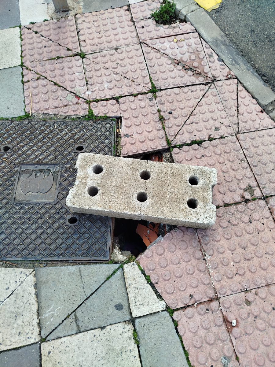 Avlapaz3's tweet photo. Un mes después de avisar el agujero sigue ahí.
Cuando se caiga una persona vendrán corriendo para arreglarlo.
@aytocuenca https://t.co/WsNHqp3Kdr