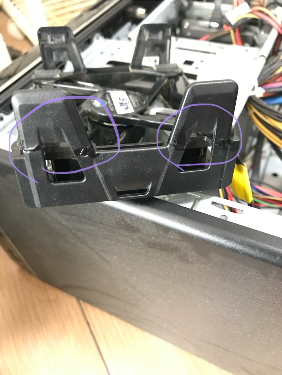 sasakyama's tweet photo. よかったー無事起動した！折れたツメは接着剤で頑張ってもらい、ヒートシンクへ押し込む時に別のツメにヒビが入った。ファンは取り外すものじゃないのかもしれない。。 https://t.co/lBYGPaep5q
