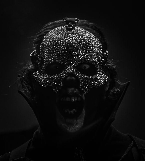 lvciferaeon_'s tweet photo. HE LOOKS STRAIGHT OUT OF A HORROR MOVIE https://t.co/47CZZkztbz