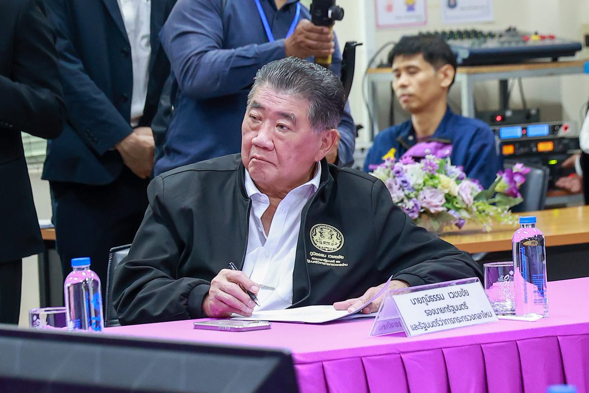 รอง นรม. เเละ รมว.กห. เข้าร่วมการแถลงผลการดำเนินงานตามปฏิบัติการสกัดกั้นและปราบปรามยาเสพติด Seal Stop Safe ผนึกกำลัง 51 อำเภอชายแดน ✅️
#กระทรวงกลาโหม
#สำนักงานปลัดกระทรวงกลาโหม
#สำนักงานโฆษกกระทรวงกลาโหม
#กองบัญชาการกองทัพไทย 
#กองทัพบก #กองทัพอากาศ #กองทัพเรือ
#TeamMOD