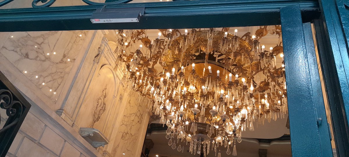 gc4st3's tweet photo. @Cuauhtemoc_1521 @leodelozanne @SalvadorZA @elgueromex @DuniaLudlow @RomaNorte3 @Castilloroman @mapoteca_mx @benitoysolange @ricardomraphael El  candelabro que dono Porfirio Dias
 y fue el que ignaguro el Gran Hotel de la Ciudad de México. https://t.co/R9oTfR5ZQg