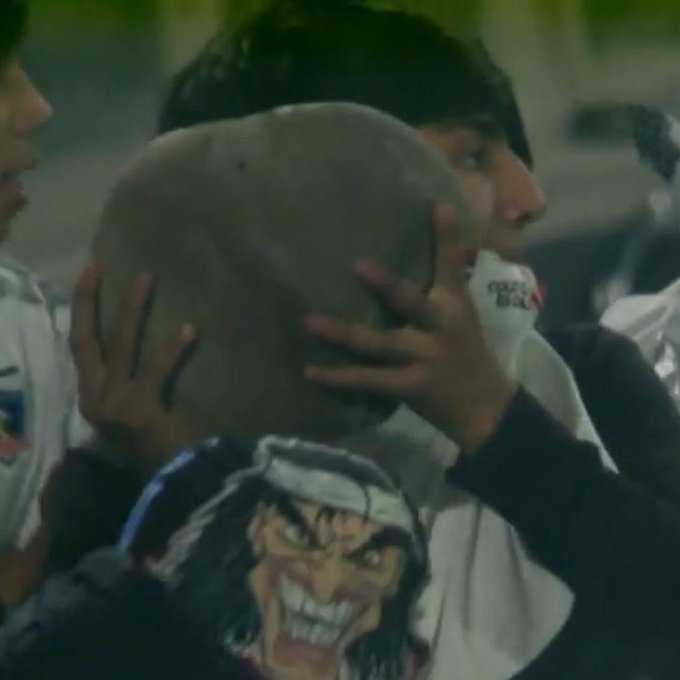 PCR0001's tweet photo. Al ver esto, debo imperativamente hacer 2 preguntas:

- Como mierda metió eso al Estadio?
- De verdad van al Estadio a ver jugar al Colo? https://t.co/t6kw5PBnYI