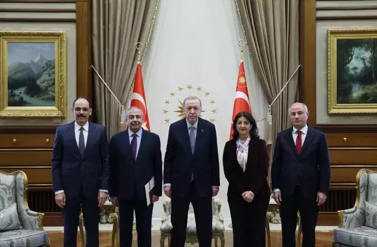 Dem, Kürtlerin vekili değil pkk'nın sözcüsüdür.
Bunlarla konuşurken Kürtlerin problemini değil sadece pkk'nın istek ve taleplerini görüşürsünüz.
Muhatap aldığınız yapı pkkdır.