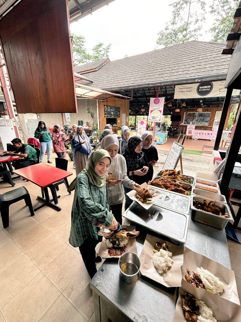 HarithHmzh's tweet photo. Permulaaan jumaat yang Barakah. Nak balik awal harini hehehe.
@kidweebee @abilsuhaimi https://t.co/1Vn8oHfO19