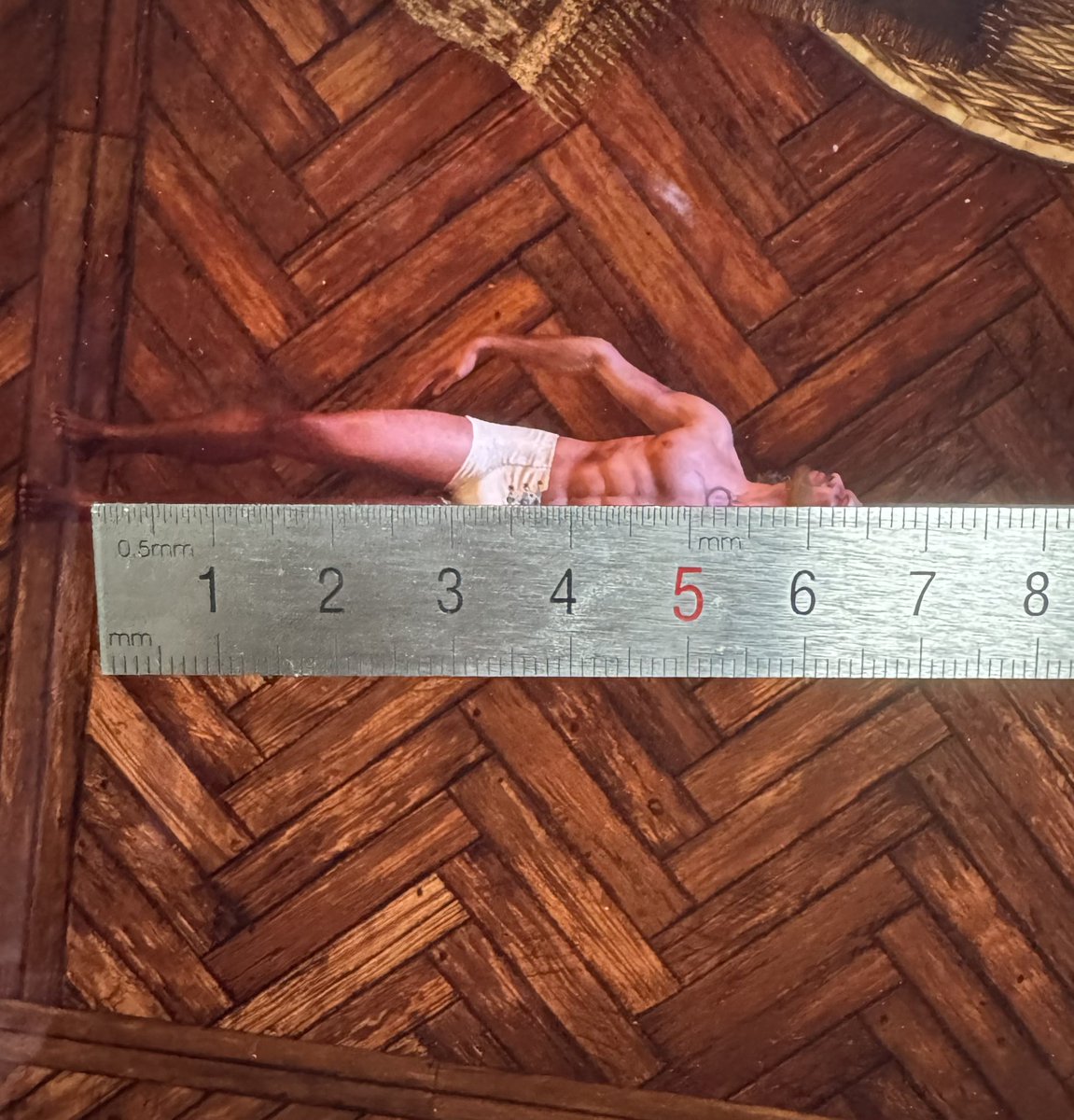 게일 키재볼게요. 
먼저 발더게 1m는 현실에서 3.5cm 
게일의 키는 현실에서 약 6.5cm 
1:3.5=🔮:6.5
이므로 🔮=1.857 
따라서 게일의 키는 185.7cm