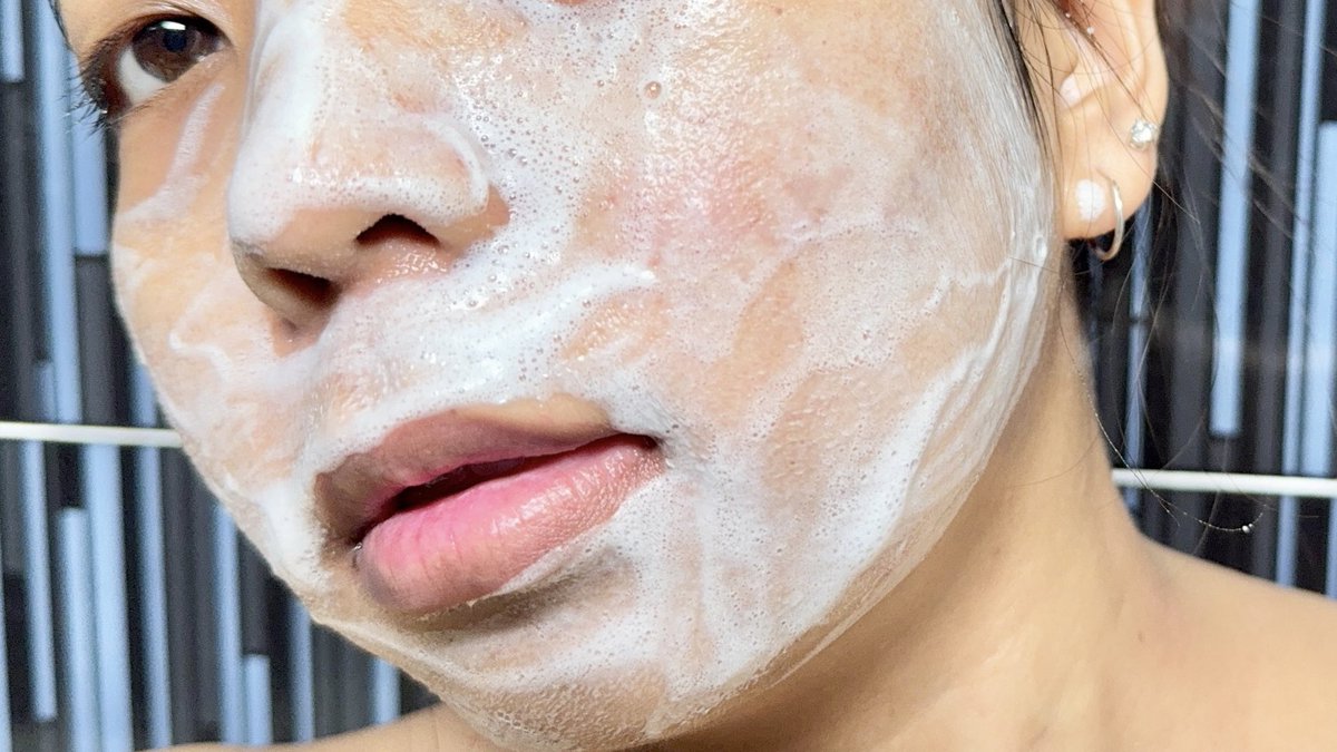 โฟมลดสิวเวชสำอางที่ใช้มาตลอด Mentholatum Acnes Deep Wash Cleanser เมื่อก่อนเคยสิวเยอะกว่านี้มากกกก เดี๋ยวนี้จะขึ้นนิดๆหน่อยๆช่วงเมนส์มา เค้ามีสารสกัดที่ช่วยลดสิวอุดตันและสิวอักเสบ แถมยังมี Whiteclay ช่วยคุมมัน ดูดซับความมันได้ดีด้วย  ใช้แล้วรู้สึกว่าหน้าสะอาด ไม่มันไม่แห้งตึง ฟองโฟมนุ่ม ไม่บาดผิว หาซื้อได้ง่ายๆที่ 7-11 น้าาา 😻 #โฟมลดสิวผิวมัน #เมนโทลาทั่มแอคเน่ส์ #โฟมลดสิวเซเว่น