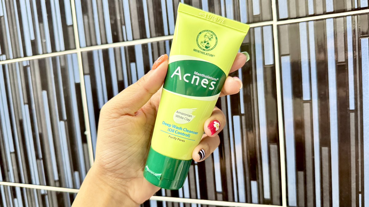 โฟมลดสิวเวชสำอางที่ใช้มาตลอด Mentholatum Acnes Deep Wash Cleanser เมื่อก่อนเคยสิวเยอะกว่านี้มากกกก เดี๋ยวนี้จะขึ้นนิดๆหน่อยๆช่วงเมนส์มา เค้ามีสารสกัดที่ช่วยลดสิวอุดตันและสิวอักเสบ แถมยังมี Whiteclay ช่วยคุมมัน ดูดซับความมันได้ดีด้วย  ใช้แล้วรู้สึกว่าหน้าสะอาด ไม่มันไม่แห้งตึง ฟองโฟมนุ่ม ไม่บาดผิว หาซื้อได้ง่ายๆที่ 7-11 น้าาา 😻 #โฟมลดสิวผิวมัน #เมนโทลาทั่มแอคเน่ส์ #โฟมลดสิวเซเว่น