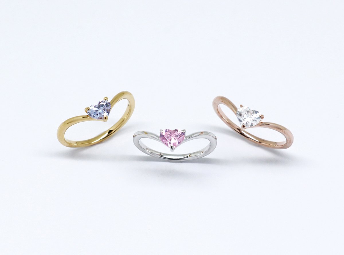 MATERIALCROWN's tweet image. 『One Love Ring』
ハート型の輝石をメインとした、シンプルかつ大人可愛い一粒石リング。
PG/SV/GDの3色展開からお選び頂けます。 デイリーにお使い頂きやすいアイテムですので、プレゼントにもおすすめです。
詳細はこちら material-crown.jp/mcr0048.html