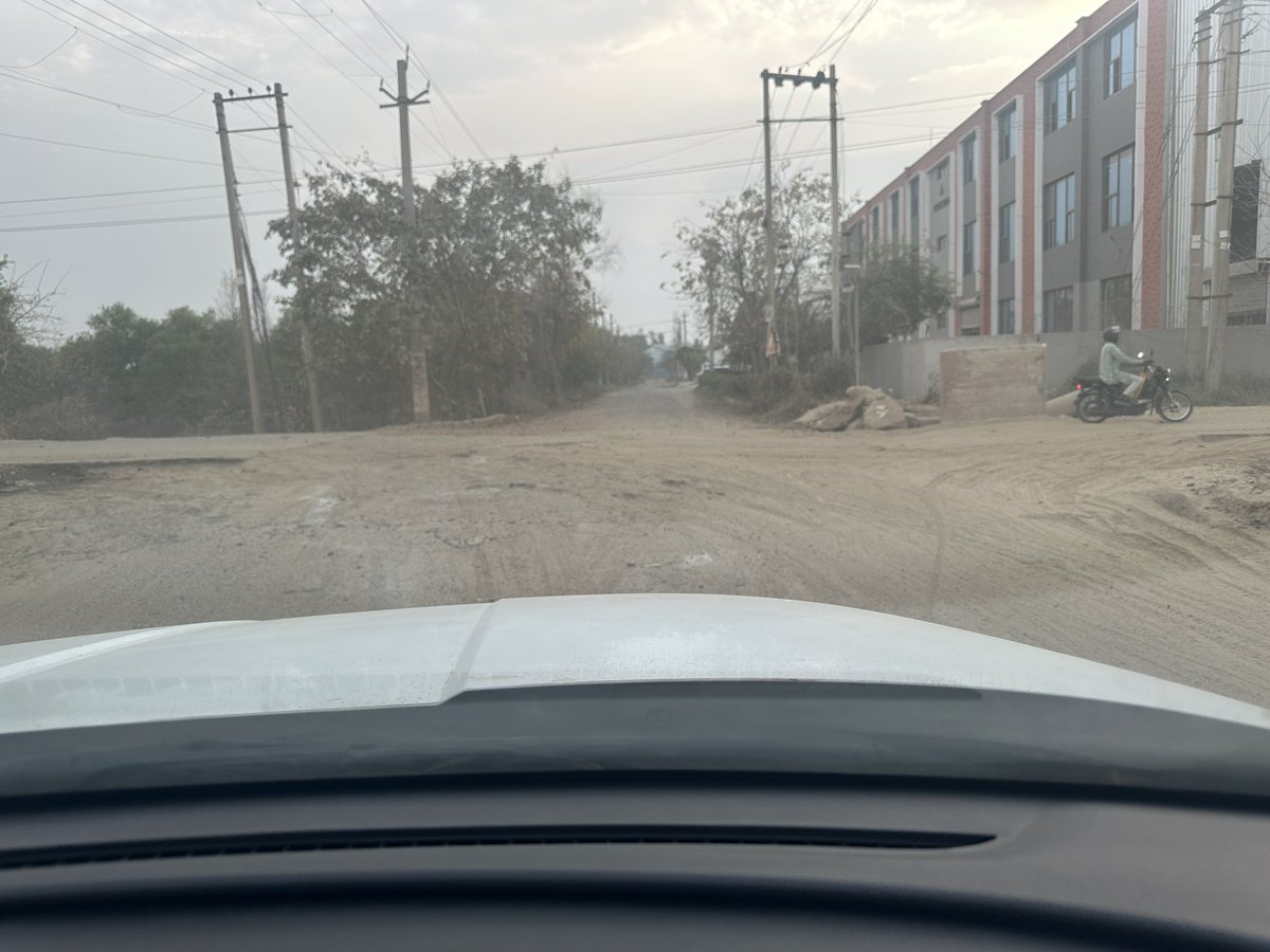 singhalrajeshh's tweet photo. @Dgm5F @HaryanaPwd This isa 10’ ft stretch left broken onjajru road connecting Del-mathura road to Del-Mumbailink rd for almost 1 year. Full jajru rd ismade butthis 10-15 ft stretch broken only due to whichevery vehicleis facing lotof problems  Loc Jajru village road in BLB, Fbd, https://t.co/QMnWenMnMy