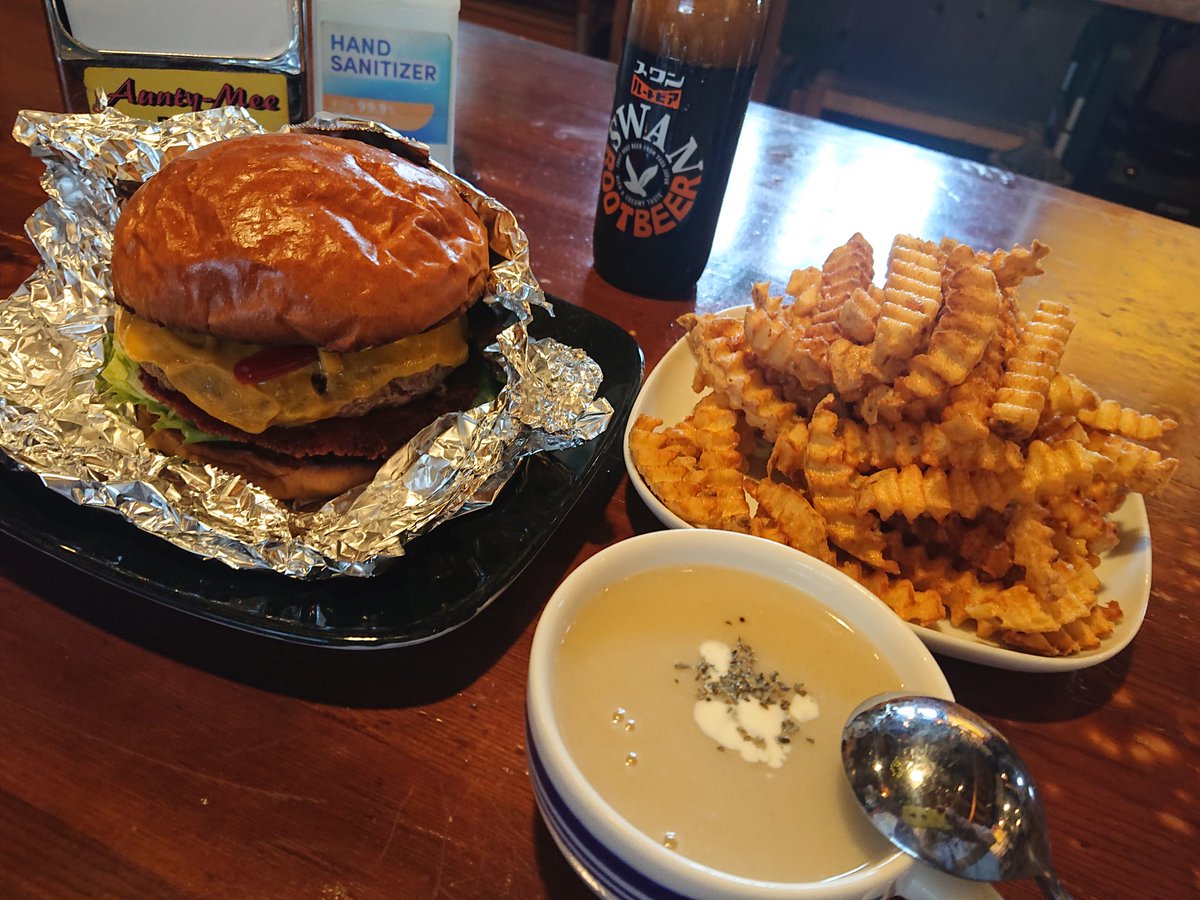 AMBTony_Iwanami's tweet image. AUNTY-MEE BURGER 11:30から開店します👍️
#mugrootbeer 
#wagyu 
#japaneseblackbeef 
#大津ランチ 
#リアルハンバーガー🍔 
#新鮮ビーフ 
#レア焼きハンバーガー 
#高級ハンバーガー 
#近江神宮 
#織田信長 
#宇佐山城跡