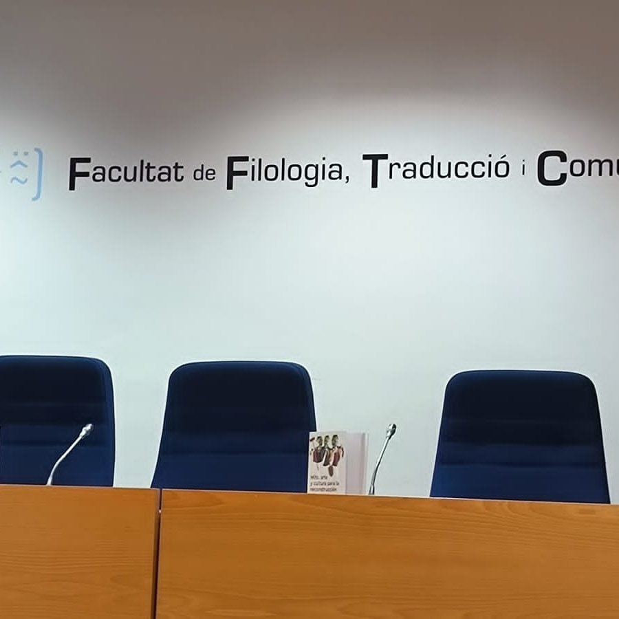 Ayer en una sala casi vacía presentamos el libro solidario "Mito, arte y cultura para la reconstrucción y la esperanza". Es la cruda realidad. Además de mis alumnos que prepararon con mucho esfuerzo una pequeña performance en la que leyeron pasajes de la Ilíada de Homero...