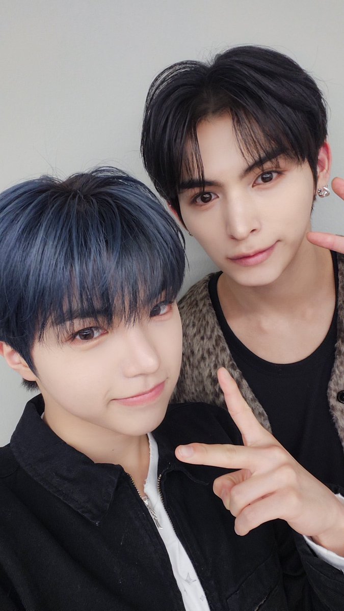 at_ALL_H_OURS's tweet photo. [#온]
오느른 불금🔥 우리 미닛❣️ 힘내라ㅏㅏㅏㅏ👊👊

#ALL_H_OURS #올아워즈
#ON_N #온 https://t.co/JYYKnv5TqI
