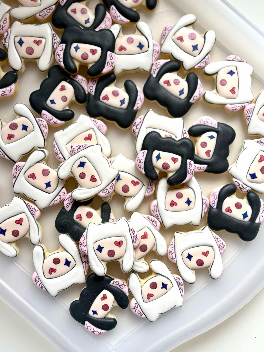 glorybelles1's tweet photo. Day 2 freebies! As an introvert, pls kunin nyo freebies ko. Hehe. Cookies by my good friend :) https://t.co/fWZfNoEd5k