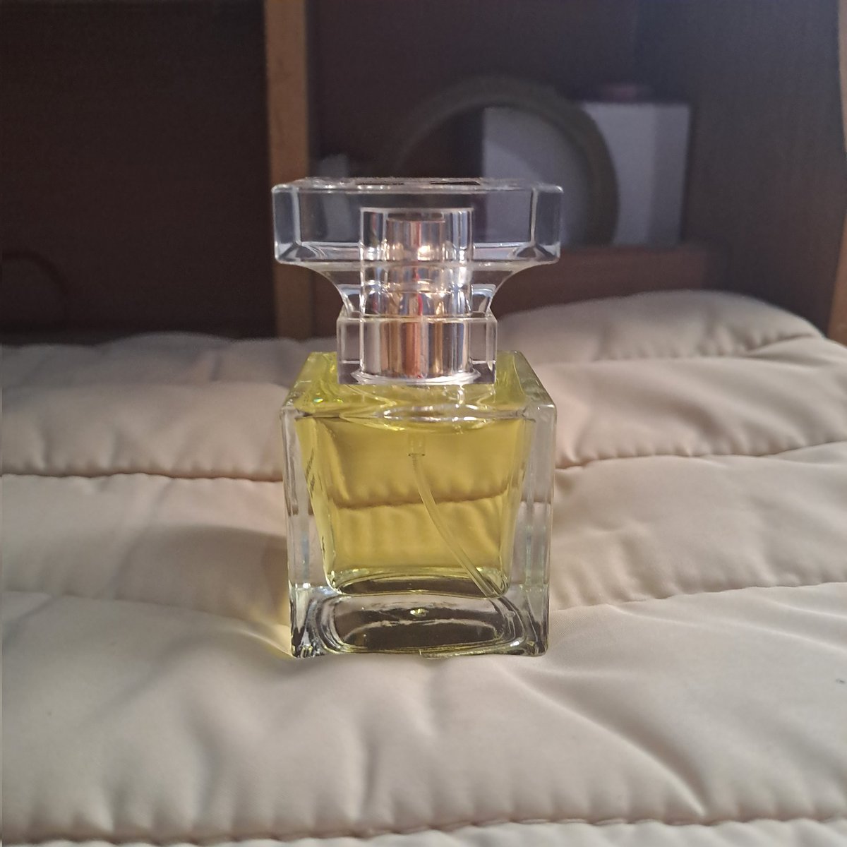 cntblh's tweet photo. @unicelounge preloved parfume bohe bisou 95% full no box 79k aja yahh https://t.co/VBKjuvTyfU