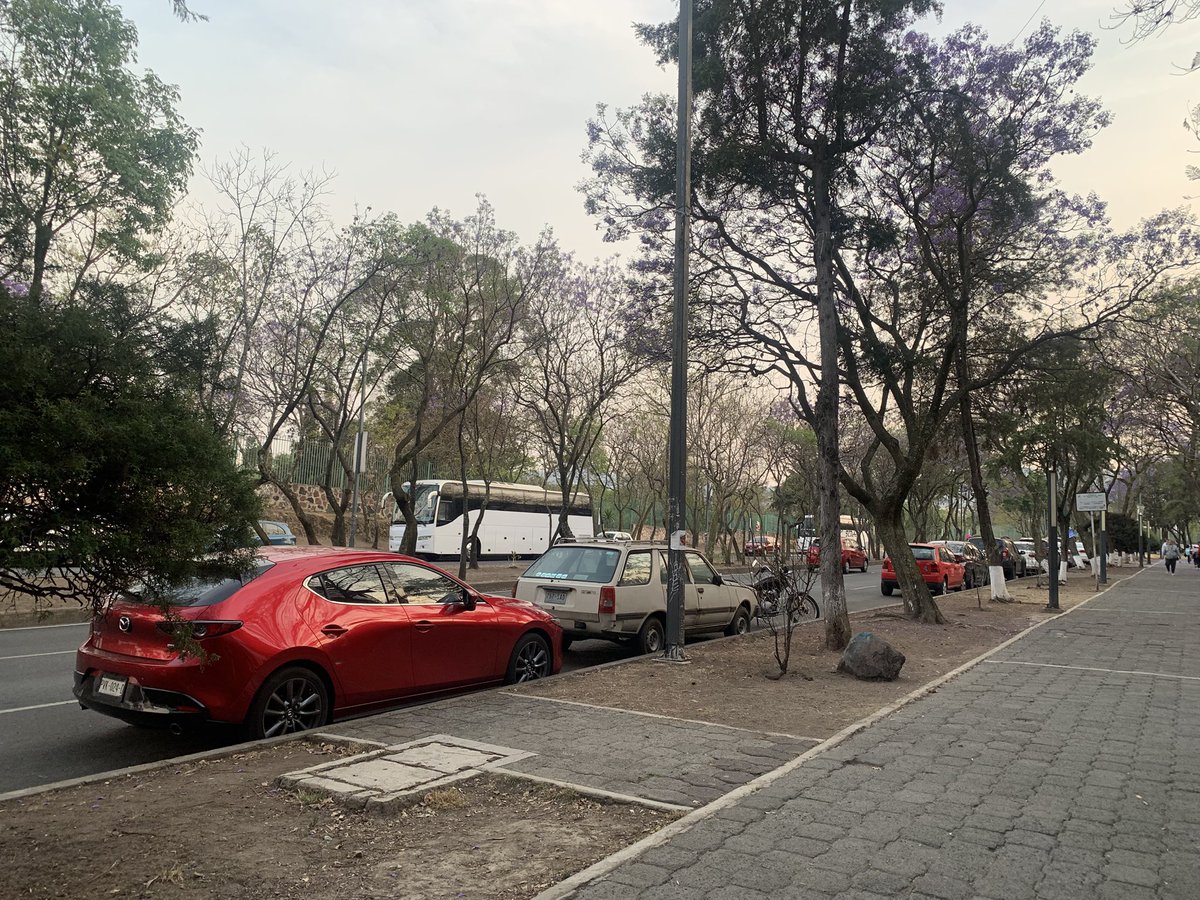 VERONAGR's tweet photo. @TlalpanAl @OVIALCDMX 
En la avenida Fuentes brotantes están estacionados todos los días 3 autobuses que por sus dimensiones deben tener un lugar de resguardo ahí no es lugar para dejarlos solícito de su apoyo para el retiro de estas unidades https://t.co/4LMbWa3D3P