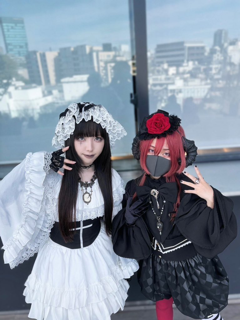 GLMにて。
らみ(<a href="/rummy_lolita/">らみ</a> )さんとお写真撮ってもらいました🐦‍⬛⚜️

可愛い美しい優美！の大渋滞でトキメキ止まらなかったです🥺🫶
またお会い出来る日を楽しみにしております⚜️✨️
ありがとうございました！！
 #ゴスロリマーケット  #GLM12