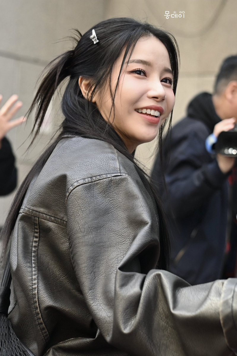 mondayblue__s's tweet photo. 250411 뮤뱅크 출근길 솔라 

오늘 사녹 화이팅! 

#솔라 #마마무 #SOLAR #MAMAMOO https://t.co/JYmE1OOfpA