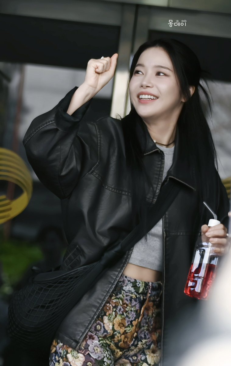 mondayblue__s's tweet photo. 250411 뮤뱅크 출근길 솔라 

오늘 사녹 화이팅! 

#솔라 #마마무 #SOLAR #MAMAMOO https://t.co/JYmE1OOfpA