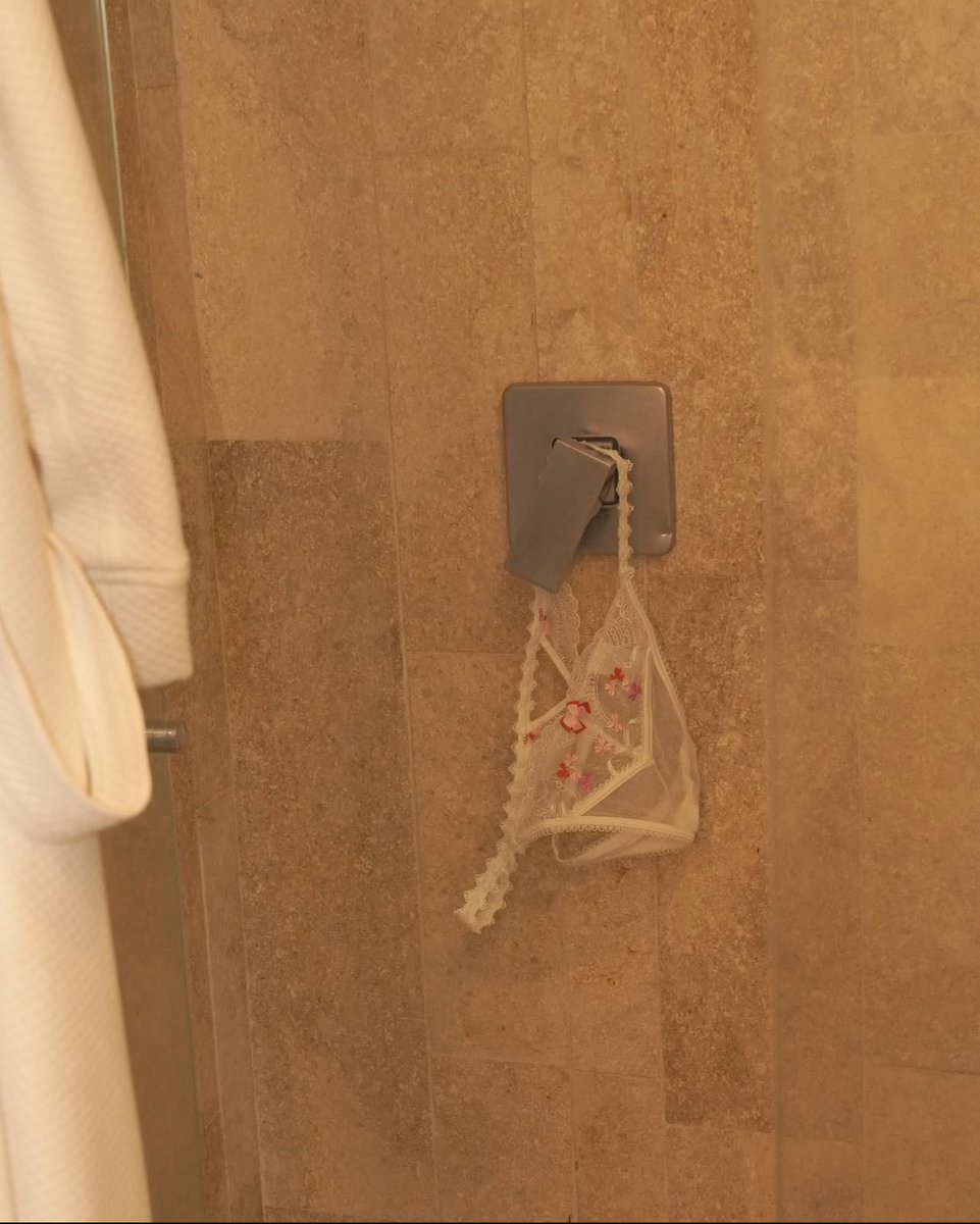 sara_orreego's tweet image. cozy birthday morning 🎈