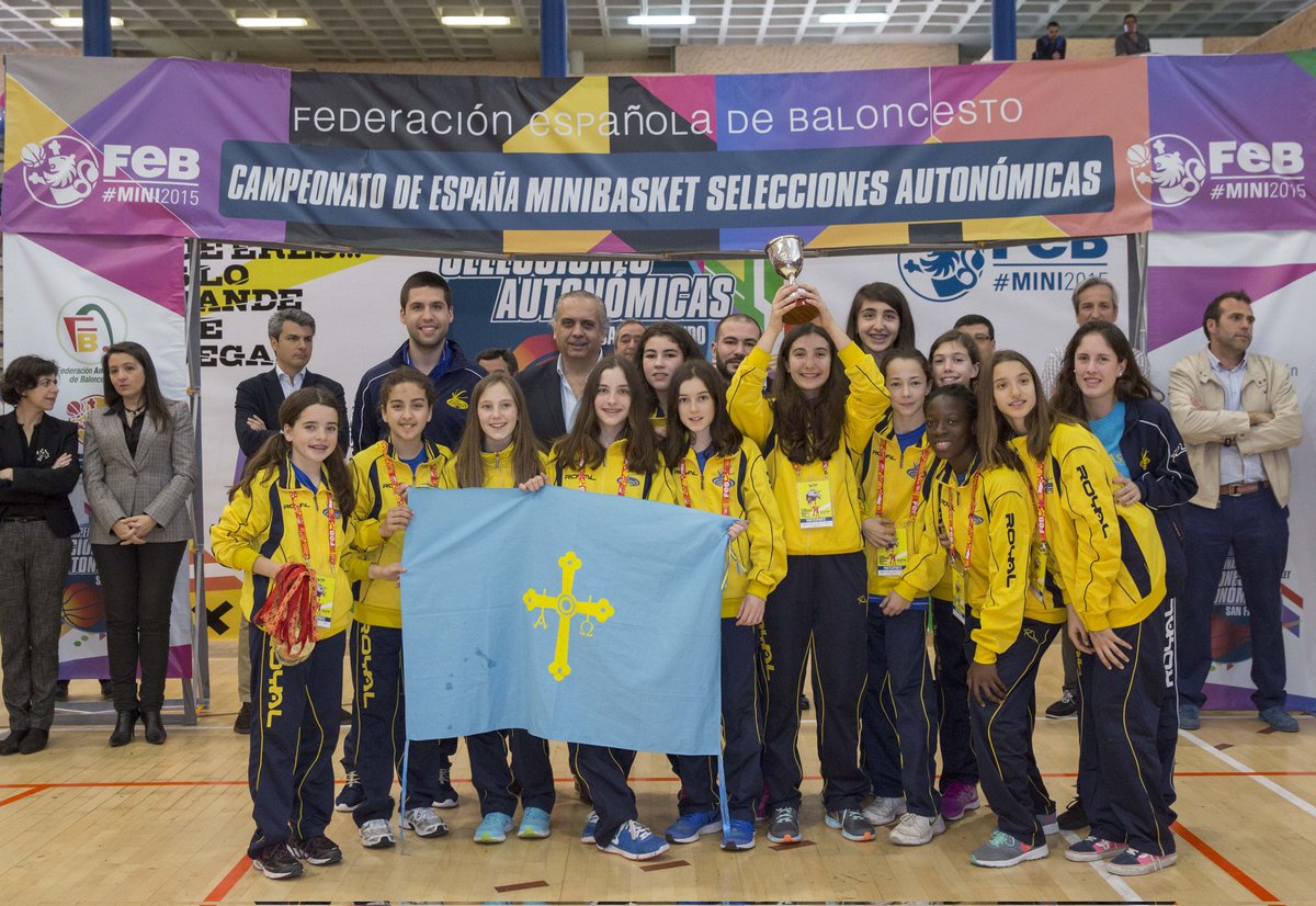 FBPA_asturias's tweet photo. ¡Por estas fechas hace exactamente 10 años (2015) nuestra Selección Mini Femenino se mostró imparable en la categoría preferente, dándonos una importante alegría. ¿A quién sois capaces de reconocer de este equipazo? #YoTambiénFuiMini #PlanetaMini2025 https://t.co/b5JaAT7DSo