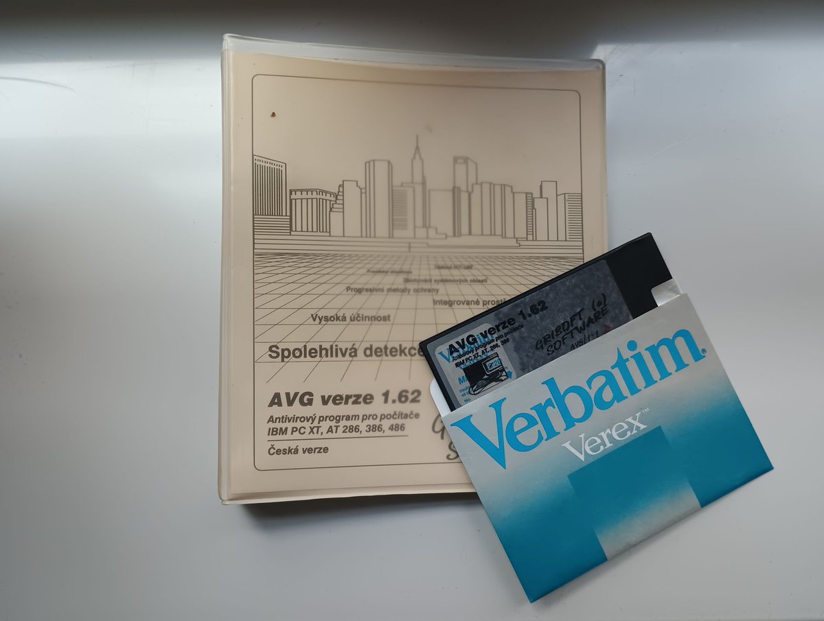 HerniHistorie's tweet photo. Do archivu jsme pořídili antivirus od AVG - tedy vlastně Anti-Virus Guard, jak se program tehdy jmenoval. Verze 1.62 z listopadu 1991 je nově v našem inventáři a její dump si můžete stáhnout i vy: https://t.co/wgayLFz1AI 
Podpořte nás https://t.co/yM5y573UXH
#antivir #software https://t.co/SdH4tJa8G3