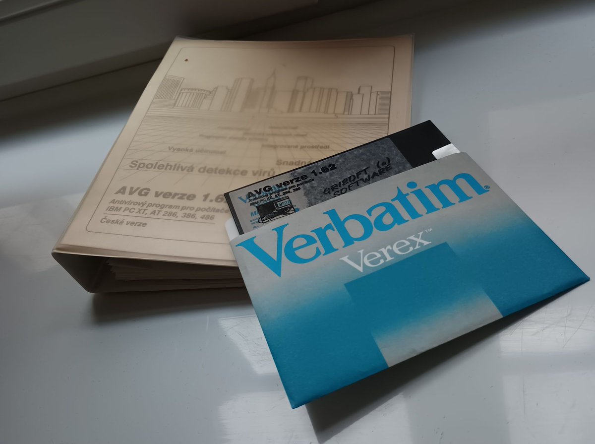 HerniHistorie's tweet photo. Do archivu jsme pořídili antivirus od AVG - tedy vlastně Anti-Virus Guard, jak se program tehdy jmenoval. Verze 1.62 z listopadu 1991 je nově v našem inventáři a její dump si můžete stáhnout i vy: https://t.co/wgayLFz1AI 
Podpořte nás https://t.co/yM5y573UXH
#antivir #software https://t.co/SdH4tJa8G3