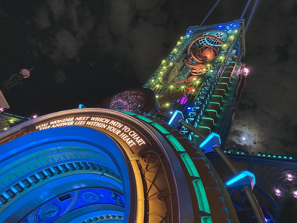 juandesignz's tweet image. Epic Universe in [Dark Mode] is so pretty. 🤩#EpicUniverse #portals