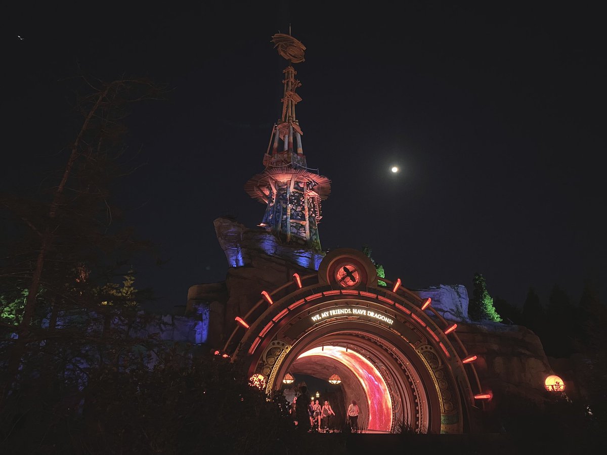 juandesignz's tweet image. Epic Universe in [Dark Mode] is so pretty. 🤩#EpicUniverse #portals